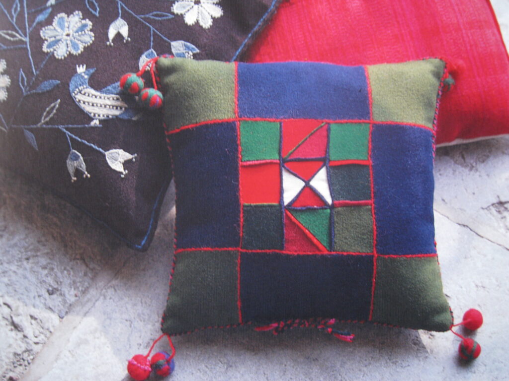 Insidesbild ur boken: Yllebroderier