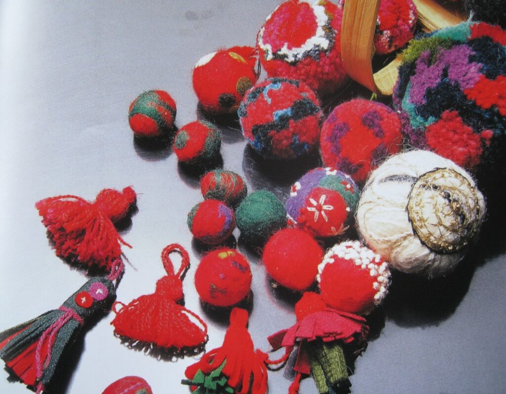 Insidesbild ur boken: Yllebroderier