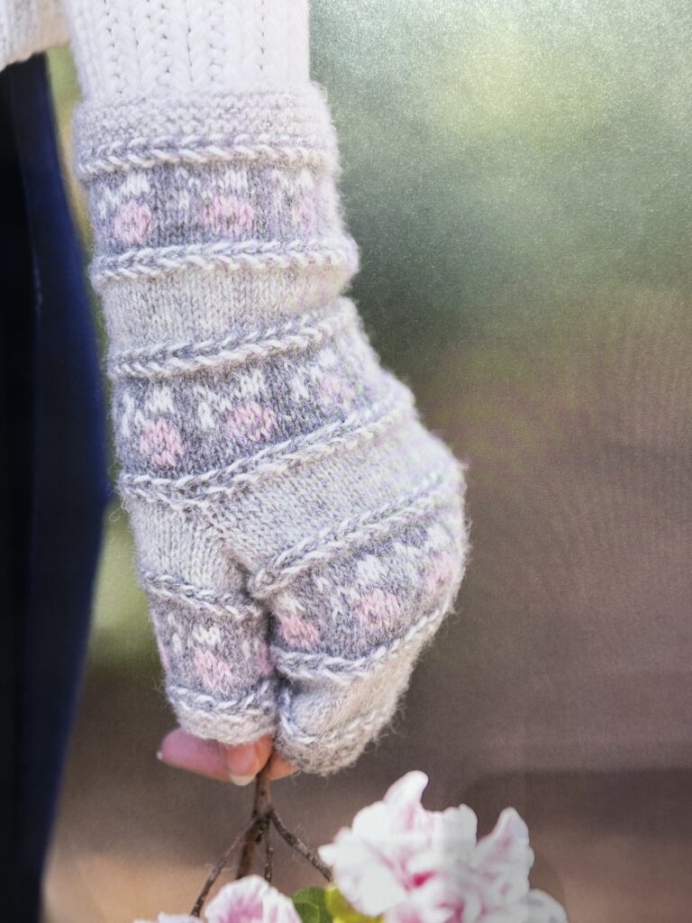 Insidesbild ur boken: Stickning från Lettland