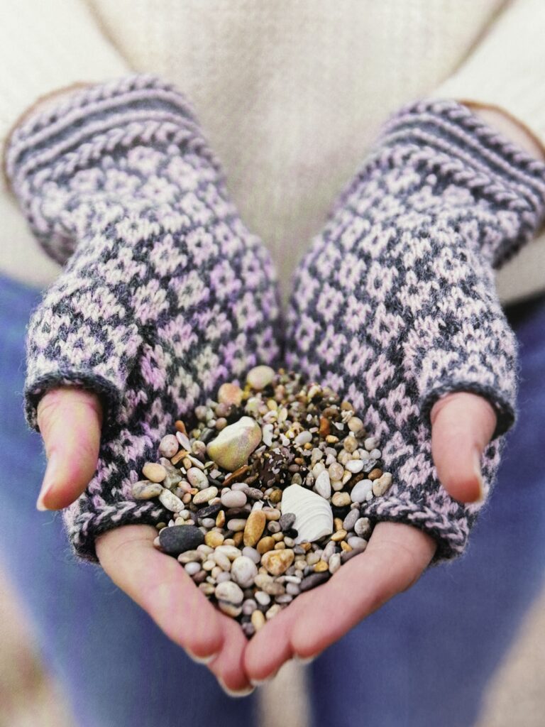 Insidesbild ur boken: Stickning från Lettland