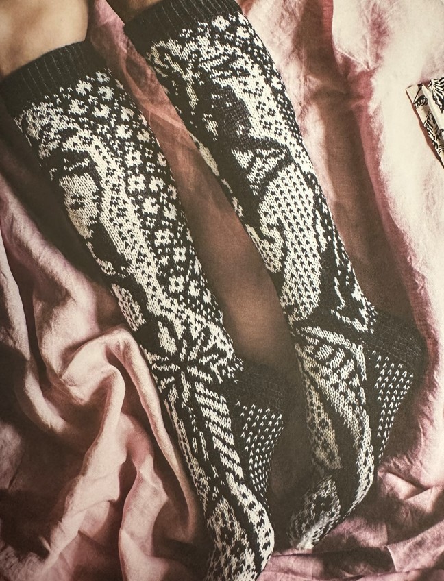 Insidesbild ur boken: Stickade sockor året om