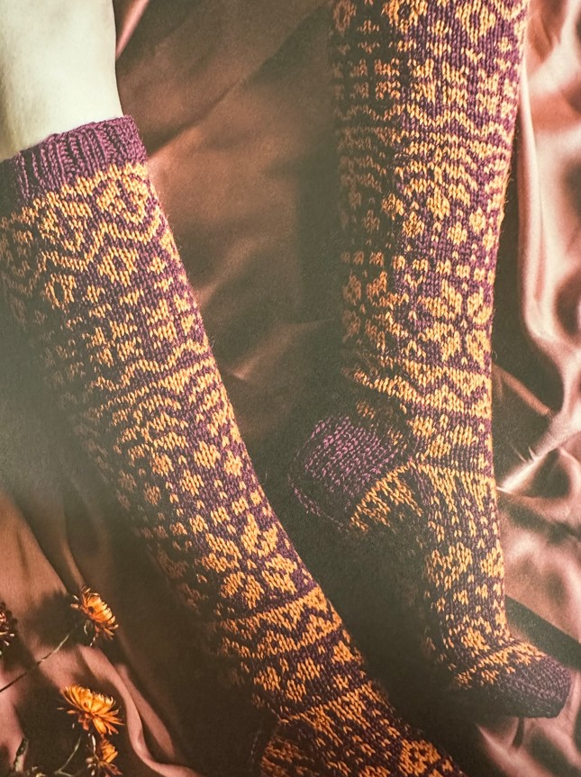 Insidesbild ur boken: Stickade sockor året om