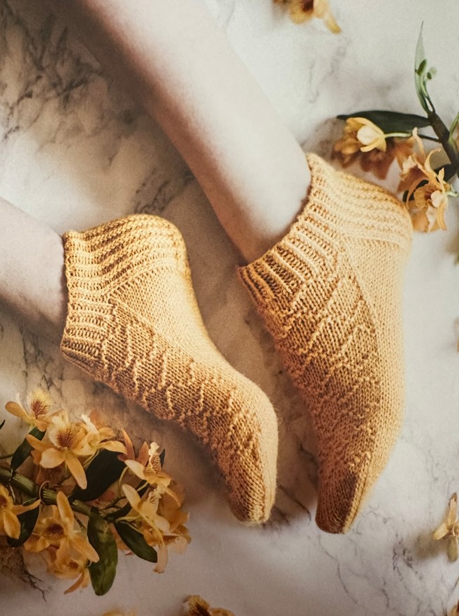 Insidesbild ur boken: Stickade sockor året om