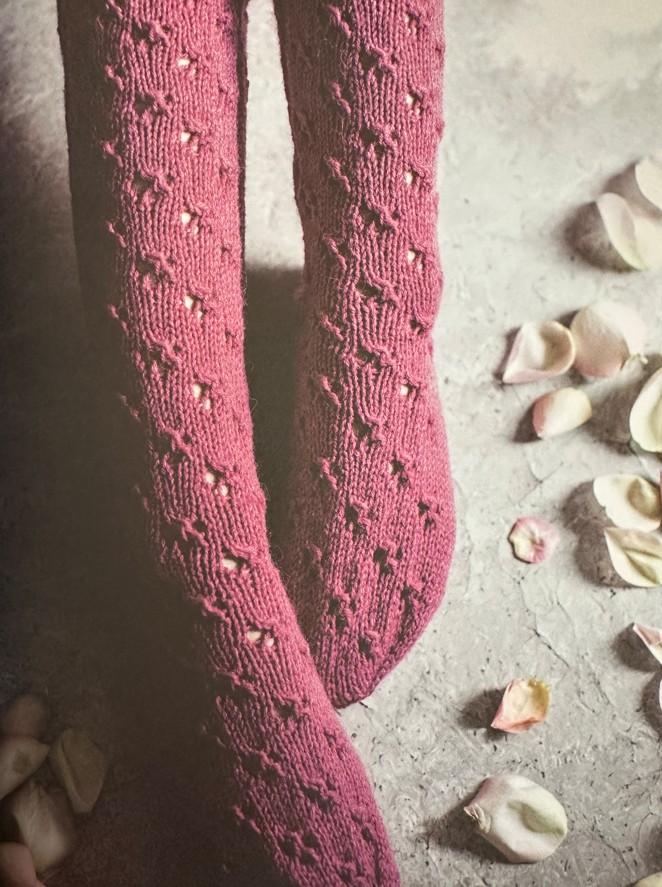 Insidesbild ur boken: Stickade sockor året om