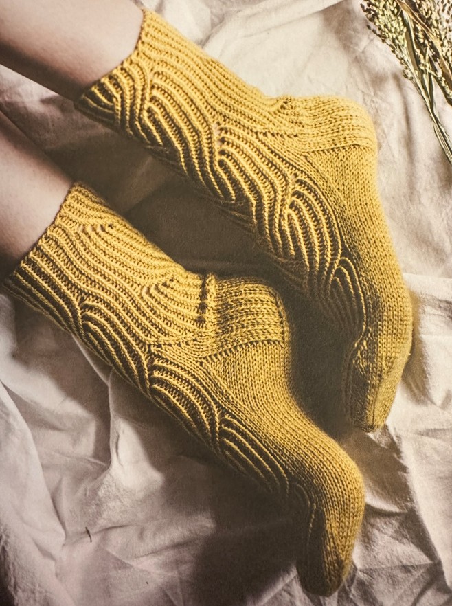 Insidesbild ur boken: Stickade sockor året om