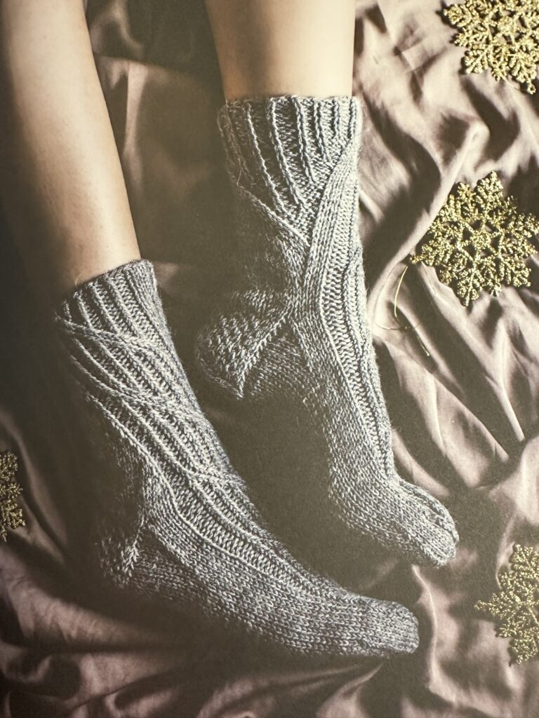 Insidesbild ur boken: Stickade sockor året om