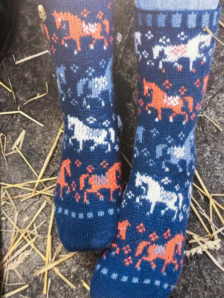 Insidesbild ur boken: Sköna sockor och varma vantar