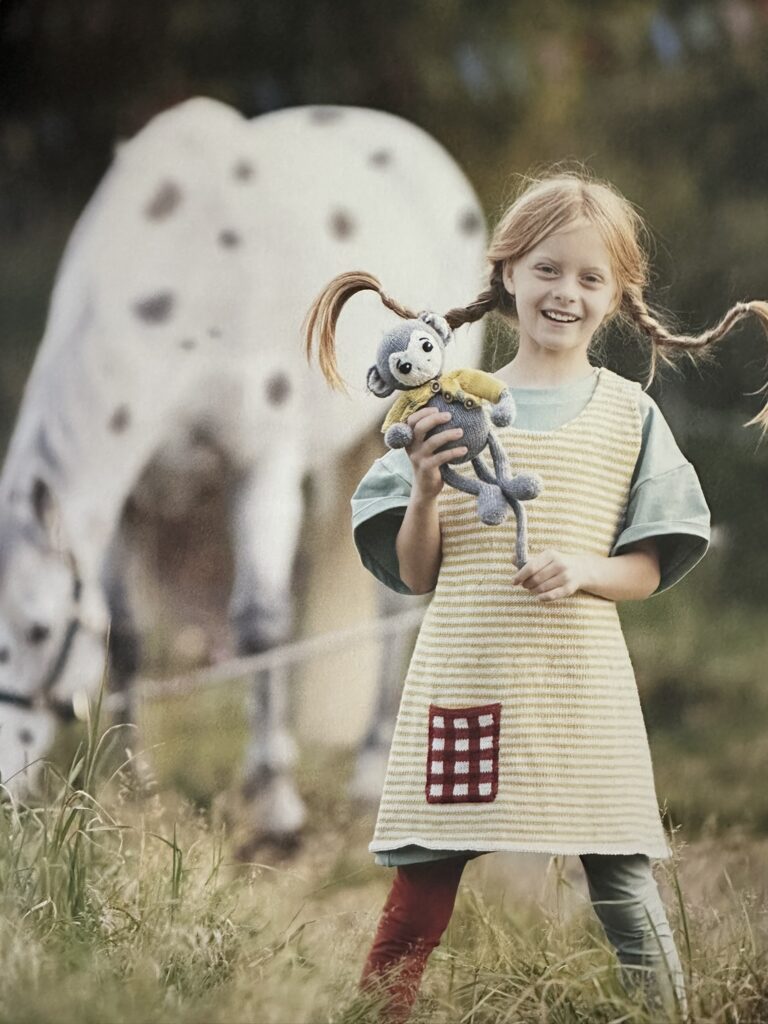 Insidesbild ur boken: Stickat från Astrid Lindgrens sagovärld