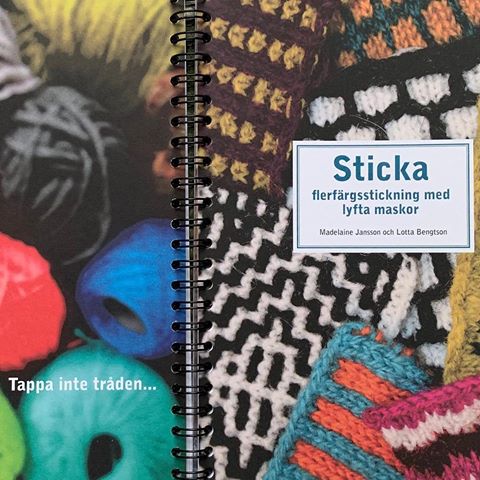 Insidesbild ur häftet: Sticka flerfärgsstickning med lyfta maskor