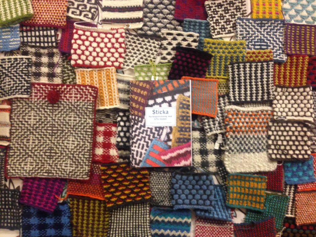 Insidesbild ur häftet: Sticka flerfärgsstickning med lyfta maskor