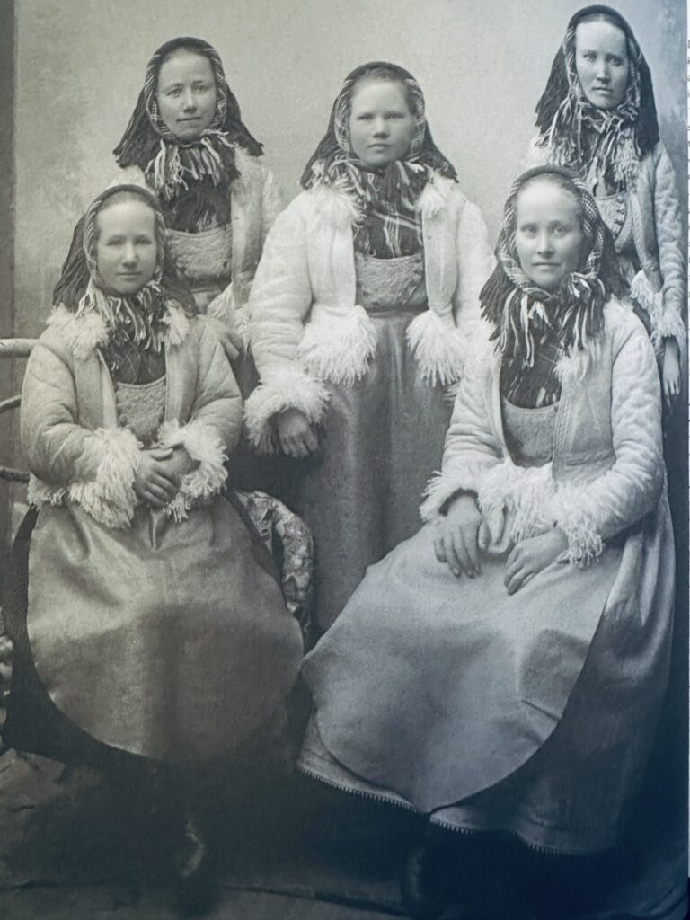 Insidesbild ur boken: Klädd i Dalarna