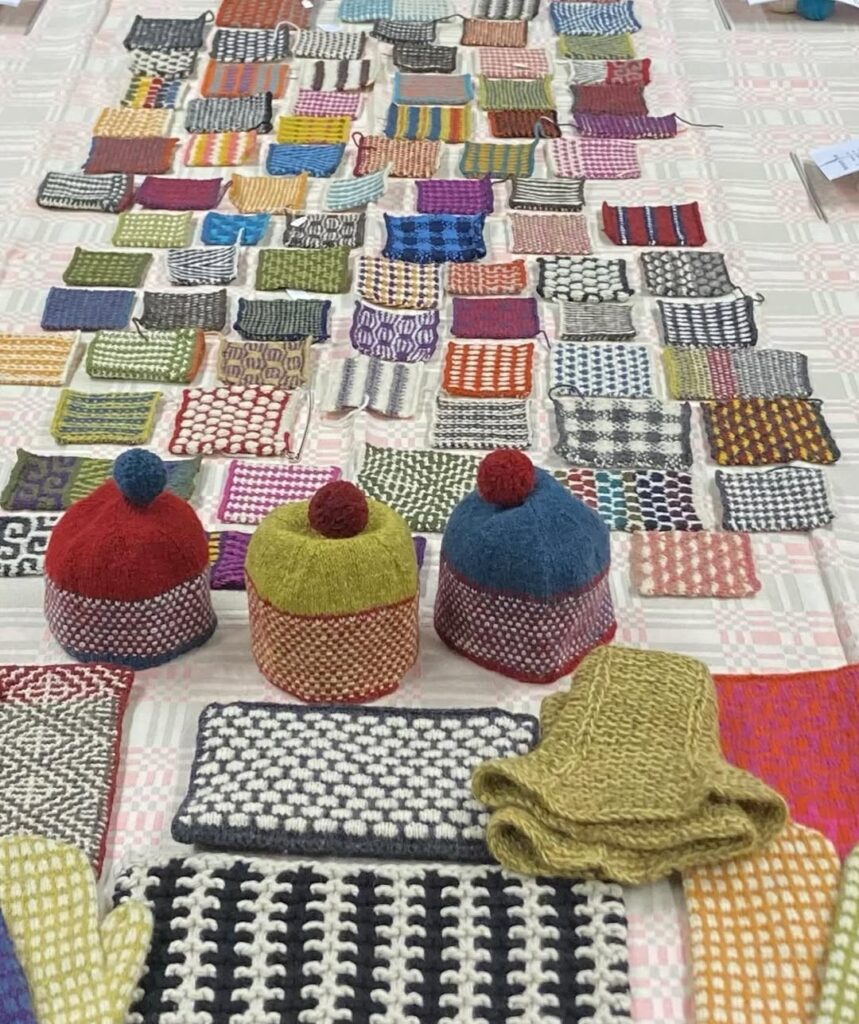 Insidesbild ur häftet: Sticka flerfärgsstickning med lyfta maskor