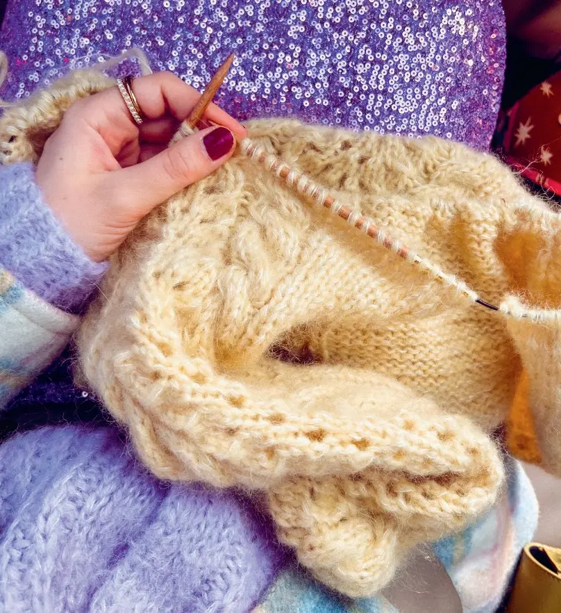 Insidesbild ur boken: Stickade favoritplagg