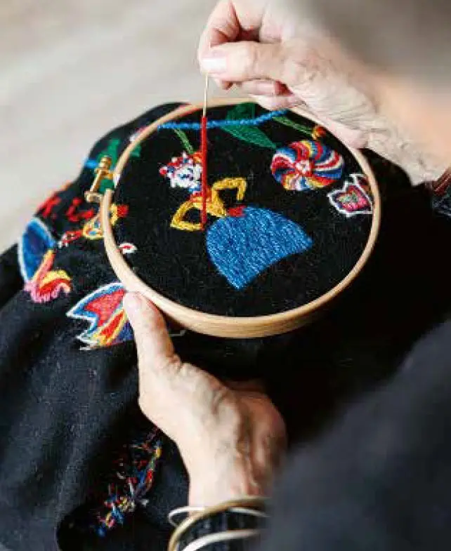 Insidesbild ur boken: Skånska yllebroderier
