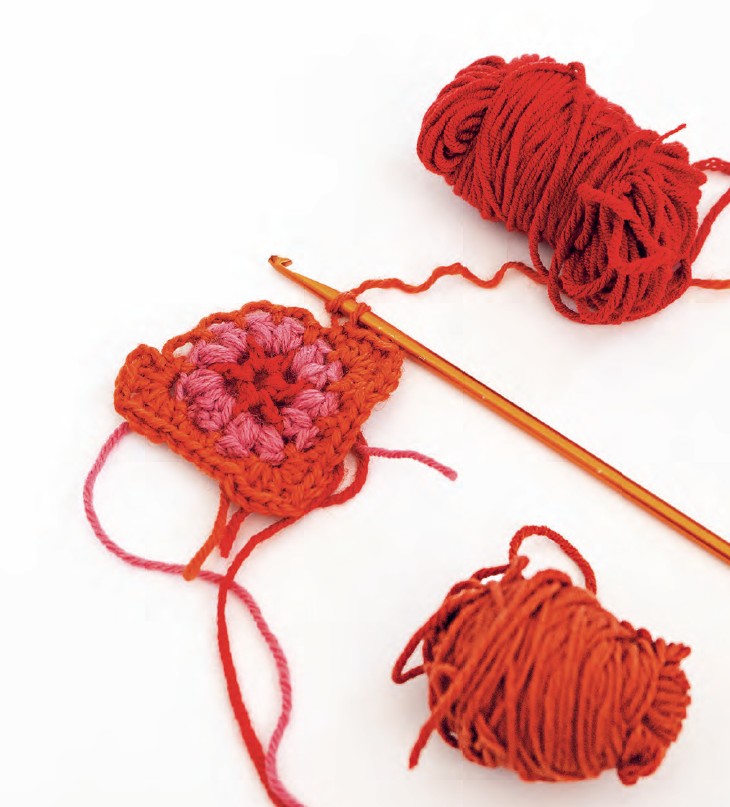 Insidesbild ur boken: Virka mormorsrutor : coolt kreativt kaxigt. Foto: Julie Robert